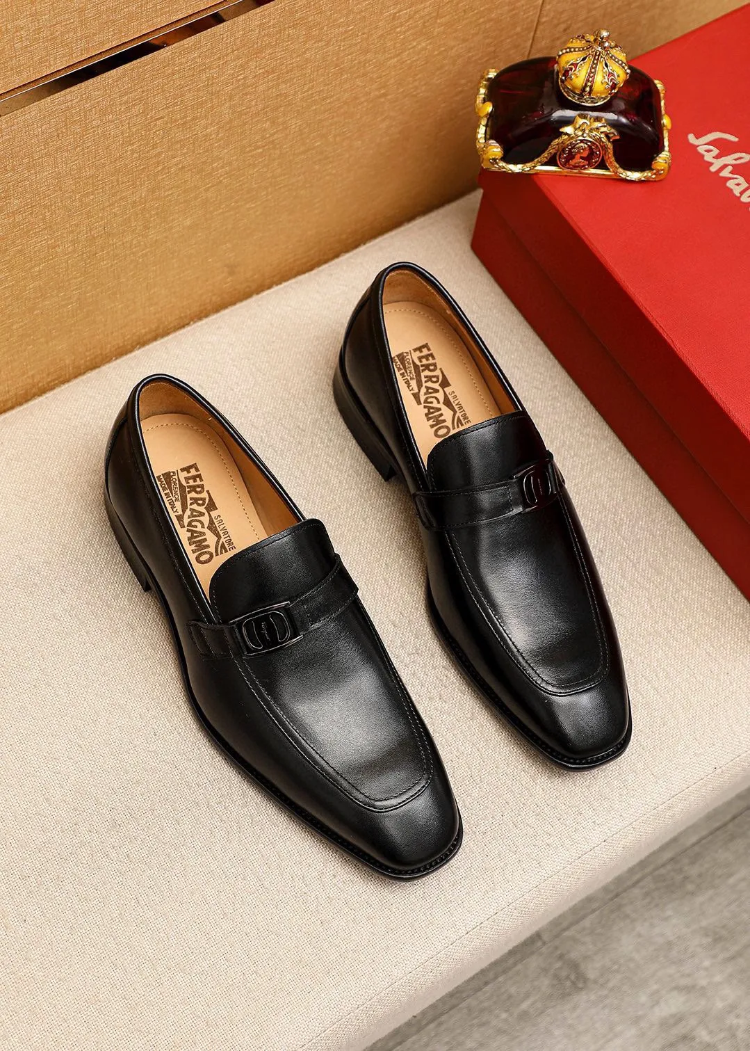 Men's shoes💰480💰 Product trademark: Ferragamo "Ferragamo" casual leather shoes Regular size: 38-44 (custom-made for 45🉑️) Product materials: Selected imported first-layer calfskin upper + original hardware buckle, imported water-dyed cowhide leather lining. Strong three-dimensional visual effect, combined outsole Color: 1⃣️color optional